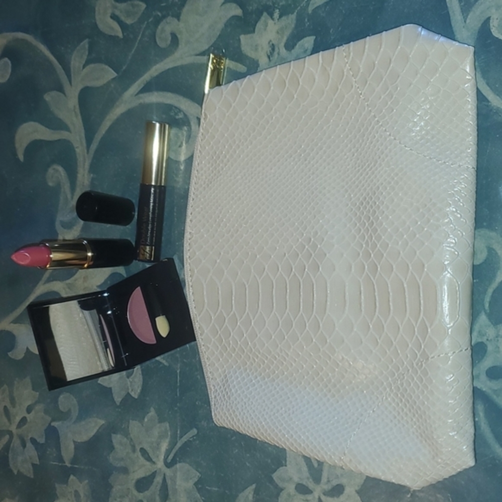 ⭐️⭐️⭐️BRAND new makeup Brand new beige pouch